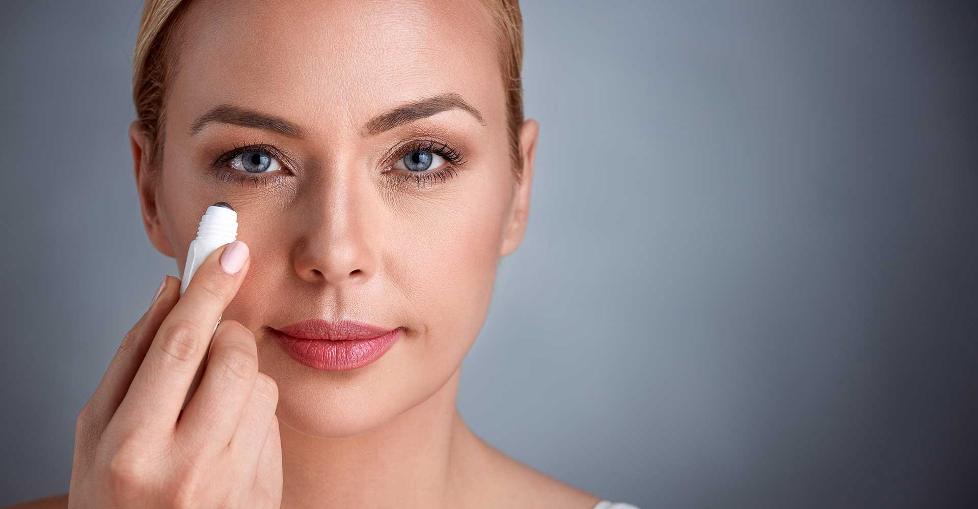 Modelo Passando Produto Em Seu Rosto